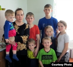Галина Голованенко, жена Сергея Голованенко, вместе со своими детьми. Фото с сайта Voiceofsufferers.org.
