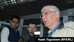 Ratel.kz сайтынын башкы редактору Марат Асипов сот чечимин комментарийлеп жатат. Алматы, 28-май, 2018-жыл.