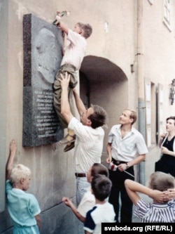 Першыя вучні беларускай школы ў Вільні. Сяргей Дубавец падсаджвае вучня да памятнай табліцы ў гонар Ф. Скарыны, побач — Сяржук Вітушка і Людвіка Кардзіс. 1 верасьня 1992 году