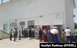 Adamlar azyk dükanynyň ýanynda nobata garaşýar. Türkmenistan. Arhiw suraty