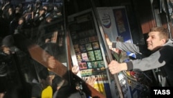 Группа молодых людей пытается ворваться в торговый центр в Бирюлево, протестуя против убийства этнического русского. Москва, 13 октяборя 2013 года.