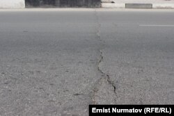 Трещина в асфальте на мосту.