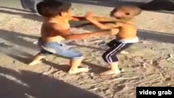 Фрагмент видео драки детей