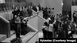 Провозглашение независимости от СССР в литовском парламенте 11 марта 1990 года. Витаутас Ландсбергис – в центре на трибуне.