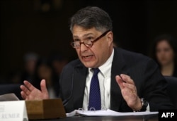 Юджин Румер, бывший сотрудник разведслужб, выступает на сенатских слушаниях, посвященных российским операциям в США.