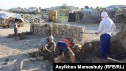 Жители села имени Комекбаева изготавливают самодельные кирпичи. Кызылординская область, 16 июля 2013 года.