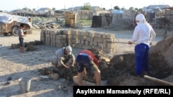 Көмекбаев ауылында өз үйлерін салуға кесек құйып жатқан тұрғындар. Қызылорда облысы, 16 шілде 2013 жыл.