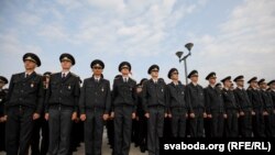 Урачыстая цыпымонія прынясеньня Прысягі курсантаў першых курсаў Акадэміі МУС на Плошчы Дзяржаўнага Сьцягу.