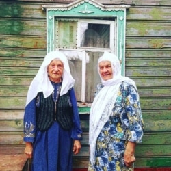 Сулда Хидия әби, сеңлесе белән. Ленария Мөслимова фотосы