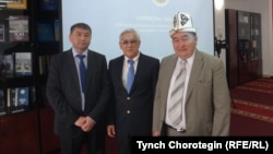 Историк из Кыргызстана Тынчтыкбек Чороев с коллегами. Астана, 23 июня 2016 года.