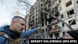 Мер Києва Віталій Кличко на місці влучення російської ракети у житловий будинок Києва. 2022 рік