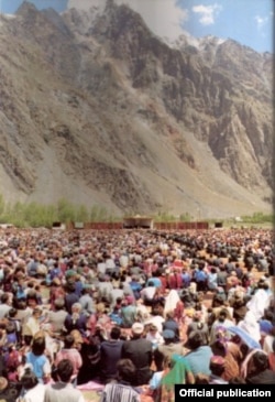 Мулоқоти аввалини пайравони исмоилия дар Тоҷикистон бо пешои ин мазҳаб Оқохони чор. Моҳи майи 1995