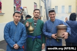 Russiýadaky özbek azlyklary medeni çäre geçirýär. Arhiw suraty. Moskwa. 2015 ý.