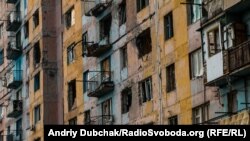 Пошкоджений багатоповерховий будинок в Авдіївці. Квітень 2016 року