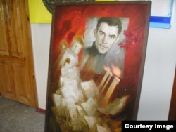 Портрет Стуса в університетському коридорі