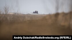 Там вже ворог. Вигляд з передової позиції морської піхоти на зерновий тік у контрольованому бойовиками селищі Пікузи