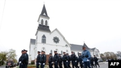 Похоронна процесія присвячена офіцеру, який загинув під час перестрілки з підозрюваними у вибухах у Бостоні, Масачусетс, 23 квітня 2013 року