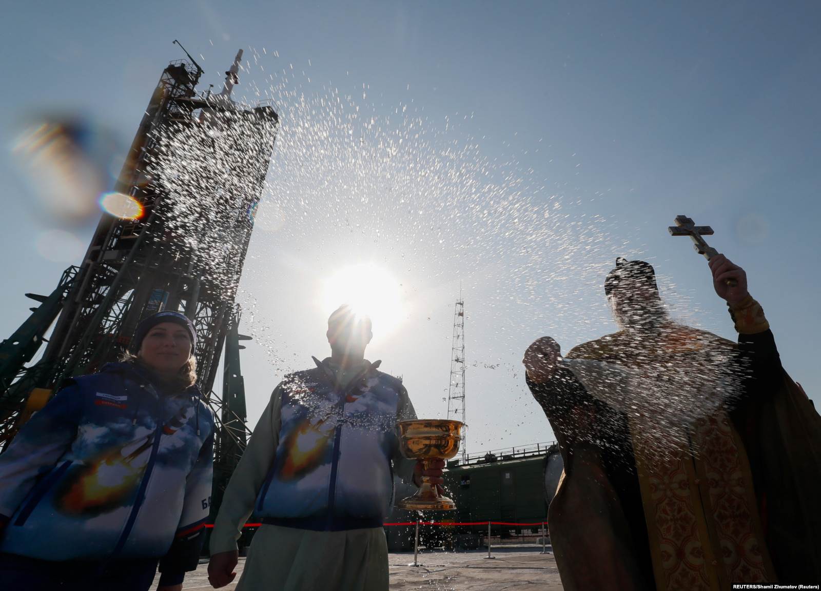 Отец Сергий благословляет "Союз МС-12" перед стартом, Байконур, Казахстан, 14 марта 2019 года. 