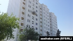 Aşgabat şäherindäki köp gatly jaýlaryň biri (Illýustrasiýa suraty)