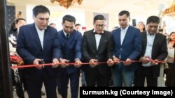 Таалайбек Сарыбашов, Азамат Жаманкулов, Бозулан Мамазаиров, Узарбек Жылкыбаев и Тилек Матраимов (слева направо). 12 октября 2019 г.