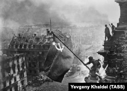 На фотографиях Евгения Халдея «Знамя Победы над Рейхстагом» были запечатлены бойцы 8-й гвардейской армии: Алексей Ковалёв, Абдулхаким Исмаилов и Леонид Горичев