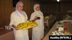 Кызлар өстәл әзерли