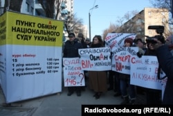 Активісти Всеукраїнської мережа ЛЖВ під стінами Київського апеляційного господарського суду вимагали перевірити патент на препарат для ВІЛ-позитивних пацієнтів – Лопінавір/Ритонавір. Київ, 6 лютого 2018 року