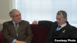 Вільям Міллер із лідером кримськотатарського народу Мустафою Джемілєвим. Вашингтон, 15 грудня 2010 року