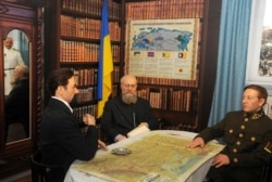 Фігури історичних постатей в музеї «Становлення української нації» у Києві. Зліва направо: Володимир Винниченко, Михайло Грушевський та Симон Петлюра