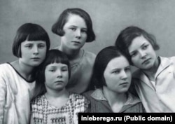 Сестры Ольга, Марселла, Вера, Алиса и Ирма (крайняя справа).