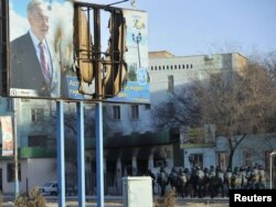 Президент Наазарбаевдин Жанаөзөндөгү тополоңдо тытылган баннери. 19-декабрь 2011