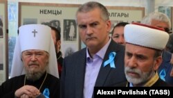 Аннексированный Крым, 18 мая 2016 года. Слева направо: митрополит Симферопольский и Крымский Лазарь, российский глава Крыма Сергей Аксенов и муфтий мусульман Крыма Эмирали Аблаев