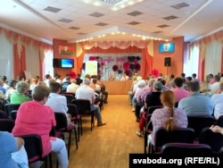 Актавая заля гімназіі поўная жыхароў мікрараёну