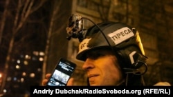 Кореспондент Радіо Свобода Андрій Дубчак під час прямої трансляції з пікетування Генеральної прокуратури України (фото: Ivan Marunych), грудень 2014 рік