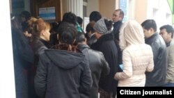 Очередь возле двери избирательного участка.