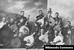 Друга кобзарська школа в Кубані. Запорізькі нащадки – козаки-бандуристи Кубансько-Чорноморського козацького війська. У центрі – Микола Богуславський. Внизу другий зліва – Михайло Теліга. Катеринодар, 1916 рік