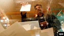 26% опрошенных сказали, что хотят поддержать нынешний курс руководства России и курс Путина