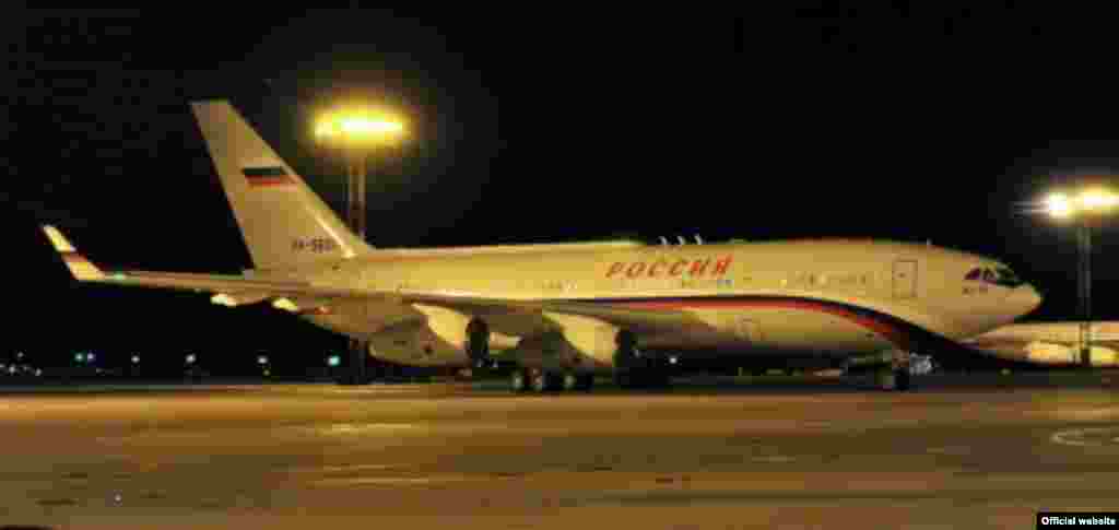 Владимир Путиндин президенттик учагы Бишкекте.