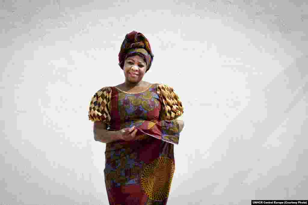 Мбела Конгодон 1997-жылы күйөсү саясий куугунтукка кабылганда качууга мажбур болгон. Өзү менен улуттук көйнөгүн ала кеткен. &quot;Бул көйнөк энемдин сөздөрүн эске салат. Африкалык аял көйнөктү кантип кийгенди билүүсү керек деп мага дайым айтып турчу эле&quot;, дейт Мбела. Азыр ал Румынияда телеканалда алып баруучу. 