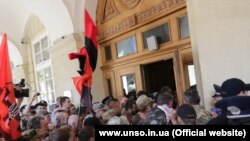 Протестувальники намагаються зайти до Львівської міської ради, 9 червня 2016 року