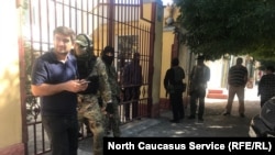 У входа в редакцию газеты "Черновик"