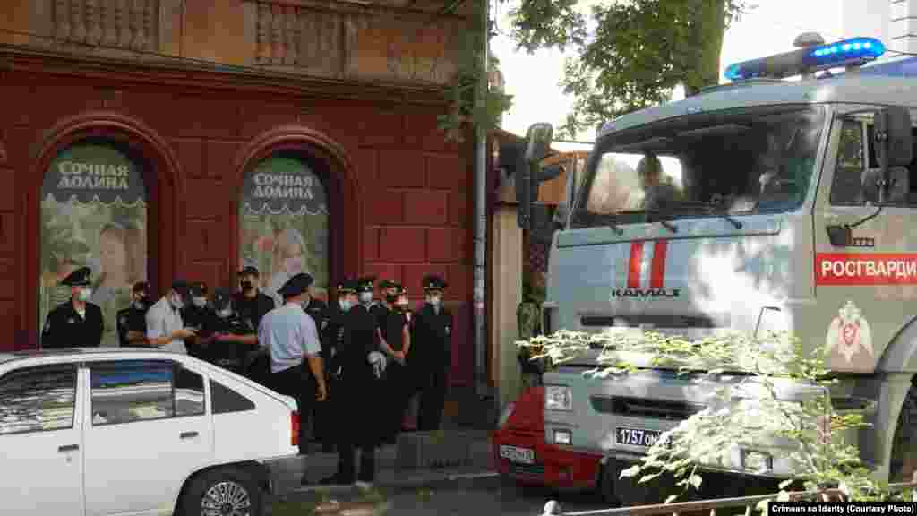 Pavlenko, 1 soqağına ketirilgen 20 insan arasında esli-başlı insanlar ve qadınlar bar