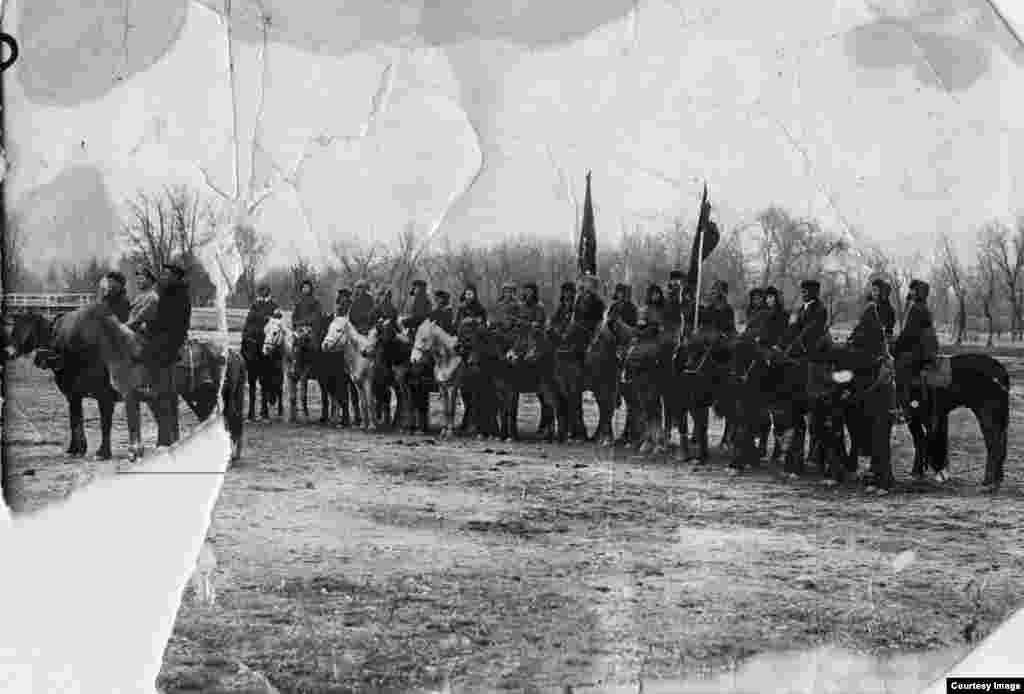 Всеобщее воинское обучение. Женский кавалерийский отряд. Жаркент, 1941 год.