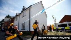 Адистер Дон Стёрджес менен Чарли Роули жашаган үйдү тазалап жатышат. Эймсбери. 6 июль, 2018-жыл.