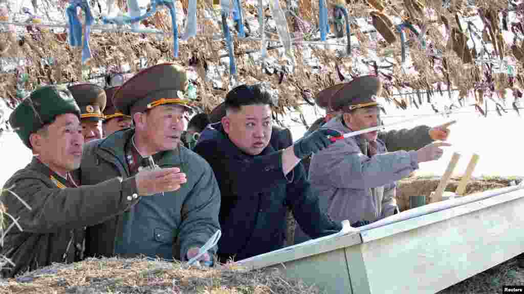 Солтүстік Корея президенті Ким Чен Ын әскер басшылары арасында тұр.