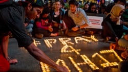 Малайзиядә яшьләр Украинада бәреп төшерелгән MH 017 очкычында һәлак булганнарны искә ала