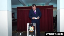 Тажикстан, Дүшөмбү. Тажик президенти Эмомали Рахмон 22-майда өткөн референдум учурунда добуш берүүдө. 