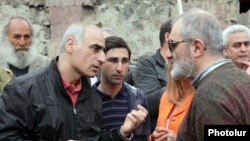 Հիմնադիր խորհրդարանի անդամները բողոքի ցույց են անցկացնում Էրեբունի համայնքում, որտեղ պահվում են ձերբակալվածները: