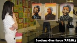 Посетительница на выставке, посвященной Нельсону Манделе.  Астана, 18 июня 2012 года.  