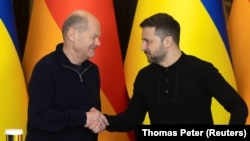 Президент України Володимир Зеленський і канцлер Німеччини Олаф Шольц на пресконференції в Києві, 2 грудня 2024 року